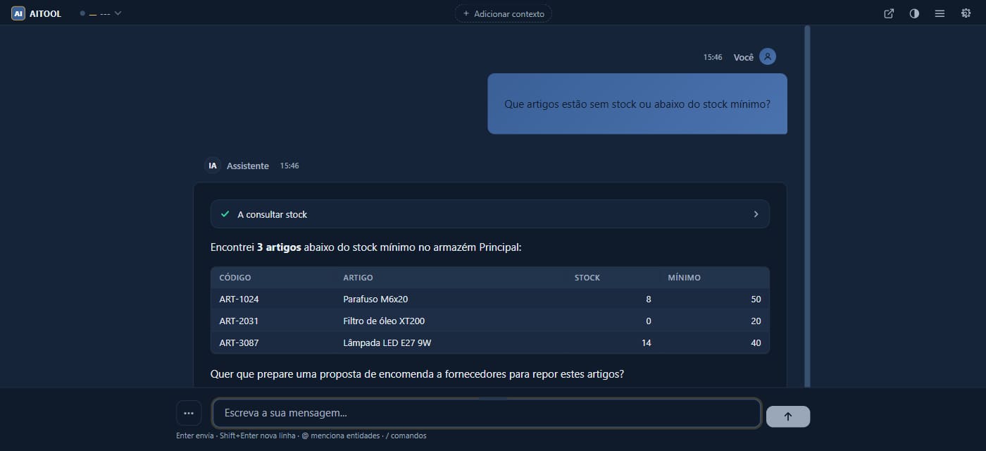 Interface de chat do AITOOL em tema escuro: a mesma conversa de exemplo sobre stock abaixo do mínimo.